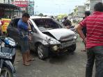honda-jazz-tabrak-garasi-bca_20151210_170444.jpg