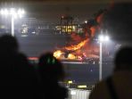 horor-pesawat-terbakar-di-bandara-haneda-tokyo_20240103_071206.jpg