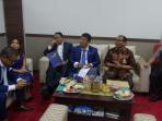 hotman-paris-bersama-tiga-anaknya-di-kantor-pajak-pratama-sunter_20160915_164144.jpg