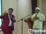 hotman-paris-hadiri-hotman-paris-showan-pesantren-di-aula-al-muktamar-ponpes-lirboyo-kota-kediri.jpg