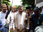 hotman-paris-hutapea-hadiri-prosesi-pemakaman-gus-sholah_20200203_193207.jpg