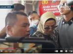 hotman-paris-kiri-mendampingi-venna-melinda-berkerudung-dan-berkacamata.jpg