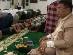 hotman-paris-sedang-duduk-santai-saat-para-santri-sholat-jelang-pemakaman-gus-sholah.jpg