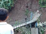 hujan-deras-buat-jembatan-gantung-putus-akses-desa-neglasari-dan-gelarpawitan-terputus.jpg
