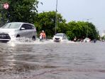 hujan-deras-sejumlah-ruas-jalan-protokol-jakarta-banjir_20171213_120352.jpg