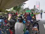 hujan-deres-pengendara-motor-berteduh-di-bawah-flyover_20201009_161540.jpg