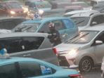 hujan-lebat-pengendara-motor-nekat-melaju-di-himpitan-mobil_20210414_170111.jpg