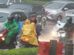 hujan-lebat-pengendara-motor-nekat-melaju-di-himpitan-mobil_20210414_170745.jpg
