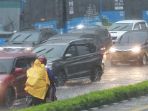 hujan-lebat-pengendara-motor-nekat-melaju-di-himpitan-mobil_20210414_170824.jpg
