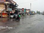 hujan-tampak-aktivitas-warga-saat-curah-hujan-di-timika454.jpg