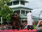 hukuman-cambuk-di-aceh_20151107_205932.jpg