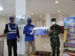 human-initiative-distribusikan-suplemen-kepada-tenaga-kesehatan-berupa-madu-hutan-cindakko.jpg