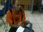 husin-saat-diamankan-di-polresta-palembang-karena-tertangap-tangan-mencuri-tabung-gas_20151214_034625.jpg