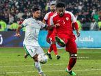 hussein-ali-kiri-berebut-bola-dengan-pemain-oman-fahmi-durbin.jpg