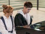 hye-jun-dan-jeong-ha-bermain-piano-record-of-youth.jpg