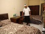 i-made-mahayastra-mengecek-kamar-hotel.jpg