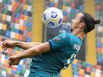 ibrahimovic-mengontrol-bola-dalam-laga-udinese-vs-ac-milan.jpg