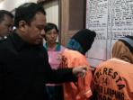ibu-anak-curi-kotak-amal_20160509_115636.jpg
