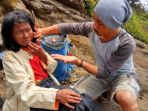 ibu-arsini-ditinggal-seorang-diri-di-puncak-gunung-setinggi-2840-meter_20170104_123114_20170104_132102.jpg