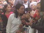 ibu-brigadir-j-rosti-simanjuntak-memeluk-foto-anaknya-123.jpg