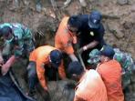 ibu-dan-anak-korban-longsor-banjarnegara-berpelukan_20141220_133055.jpg
