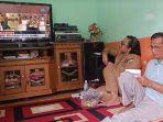 ibu-dan-ayah-brigadir-yosua-menyaksikan-live-sidang-perdana.jpg