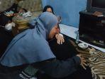 ibu-dan-kakak-aditya-memeluk-teman-aditya-maulana.jpg