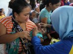 ibu-dengan-anaknya-sambut-pekan-imunisasi-nasional_20160311_151544.jpg