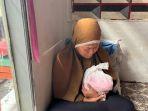 ibu-gendong-sisa-jenazah-anak-kandungnya-yang-jadi-korban-kebakaran-Tebet.jpg