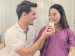 ibu-hamil-minum-susu-bersama-ayah.jpg
