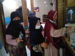 ibu-ibu-antre-sedekah-minyak-jelantah-02.jpg