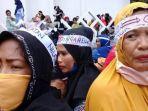 ibu-ibu-dari-pulau-kodingareng-unjuk-rasa.jpg