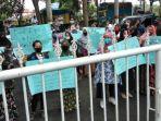ibu-ibu-demo-tuntut-kades-mundur.jpg