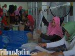 ibu-ibu-di-jombang-yang-melakukan-sortir-dan-lipat-surat-suara.jpg