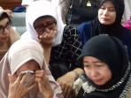 ibu-ibu-ini-menangis-setelah-hakim-nyatakan-praperadilan-irman-gusman-gugur_20161102_193939.jpg