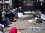 ibu-ibu-korban-rentenir-berdemo.jpg