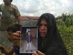 ibu-korban-memegang-foto-anaknya-yang-diduga-menjadi-korban-pembunuhan.jpg
