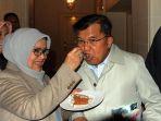 ibu-mufidah-kalla-menyuapi-suaminya-wakil-presiden-jusuf-kalla-ya.jpg