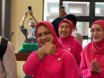 ibu-negara-iriana-joko-widodo-memberikan-jempol-sambil.jpg