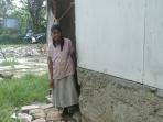 ibu-pat-menengok-di-belakang-rumahnya_20160502_110913.jpg