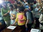 ibu-peluk-erat-surat-kematian-anaknya_20181105_114000.jpg