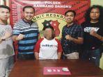 ibu-rumah-tangga-ini-simpan-sesuatu-di-kemaluannya-coba-kel.jpg