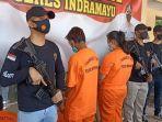 ibu-tiri-beserta-algojo-saat-digelandang-polisi-di-mapolres-indramayu.jpg