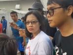 ibu-yang-viral-karena-reaksinya-saat-menenangkan-anaknya_20180429_203337.jpg