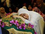 ibu-zumi-zola-ratu-munawaroh-zulkifli-nurdin.jpg