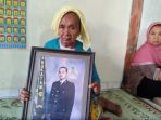 ibunda-akbp-mito-suminah-saat-menunggu-kedatangan-jenazah-akbp-mito_20181107_070457.jpg