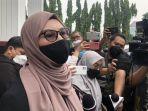 ibunda-gaga-muhammad-janariyah-saat-ditemui-di-pengadilan-negeri-jakarta-timur.jpg