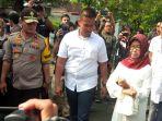 ibunda-jokowi-nyoblos-di-solo-dan-meminta-doa-restu.jpg