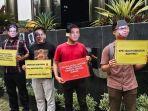 icw-aksi-teatrikal-peringati-4-tahun-buronan-harun-masiku-di-kantor-kpk-jakarta.jpg