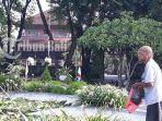 ida-bagus-bawa-saat-memberi-makan-ikan-di-kolam-lap.jpg